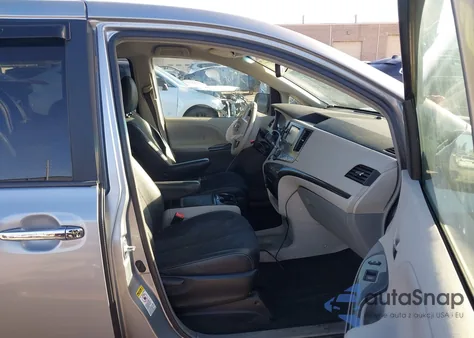 2014 Toyota Sienna Se 8 Passenger z USA, uszkodzony, nr VIN 5TDXK3DC4ES440306